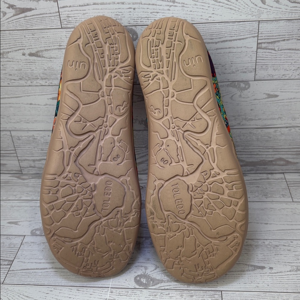 UIN shoes barely worn! Size 8 - Picture 4 of 6